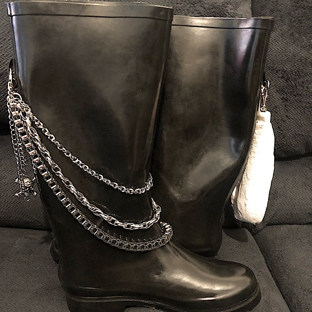 Black rain boots with skull and chains sz 7